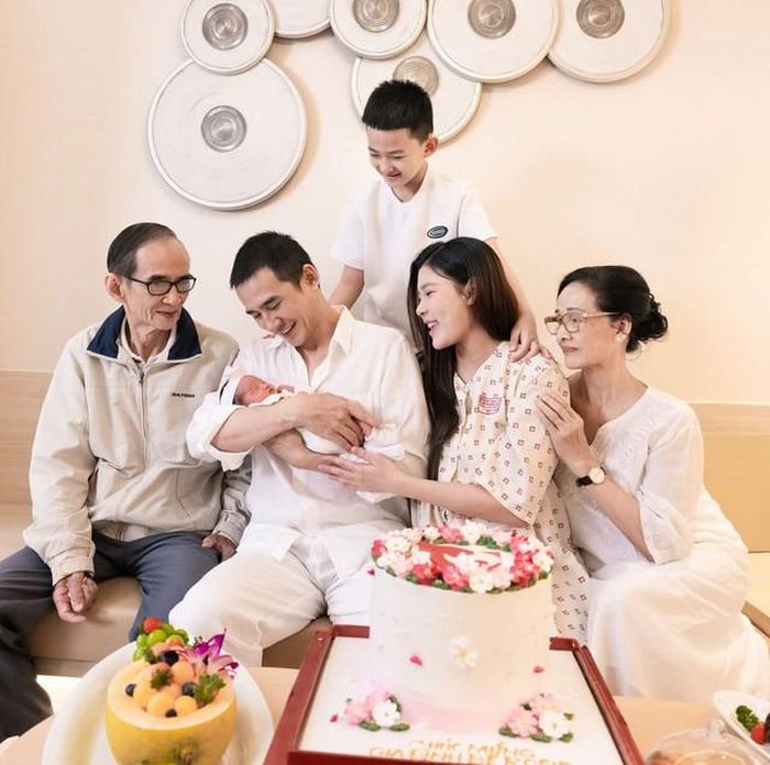 Vợ chồng Thúy Diễm - Lương Thế Thành hôm 10/10 thông báo đón con gái chào đời tại một bệnh viện tại TP HCM. Em bé được đặt tên ở nhà là Rosie, là trái ngọt thứ hai trong cuộc hôn nhân của cặp nghệ sĩ.