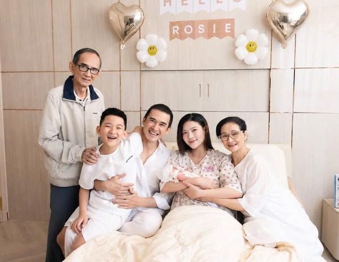 Bố mẹ Lương Thế Thành hạnh phúc chào đón cháu nội - công chúa nhỏ của gia đình.