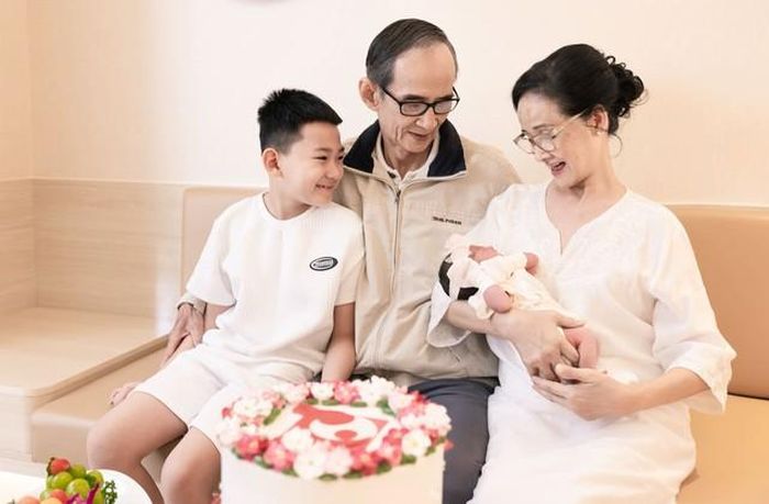 "Vậy là cả nhà mình đã được ôm công chúa nhỏ Rosie vào lòng.... Ông bà và anh hai đã hạnh phúc biết bao khi có em", Lương Thế Thành chia sẻ.