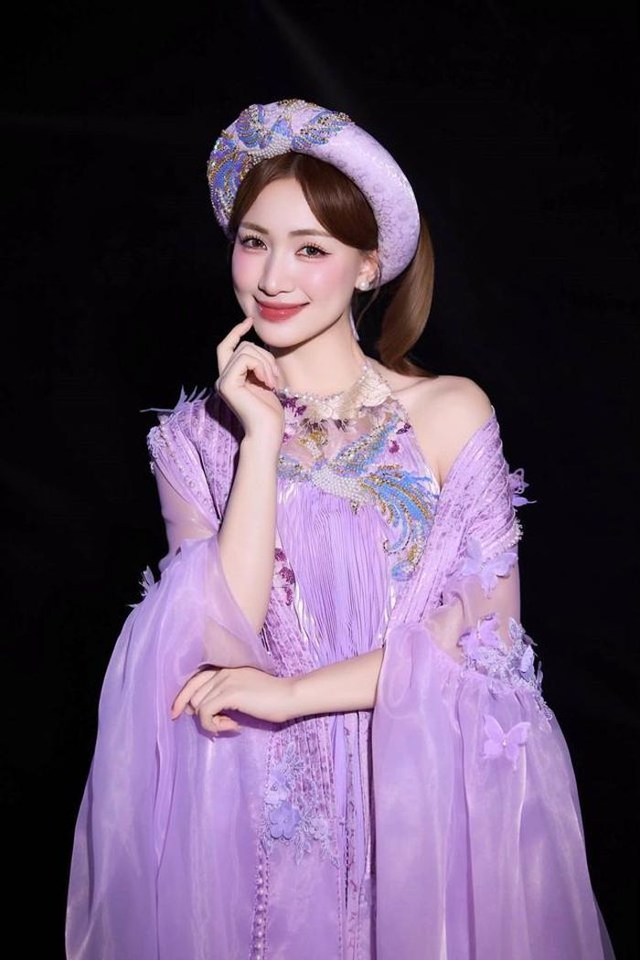 Ca sĩ Hòa Minzy chia sẻ hình ảnh khi diện trang phục biểu diễn. Theo tiết lộ của nữ ca sĩ, lâu rồi mới làm Thị Mầu đằm thắm, xinh yêu.