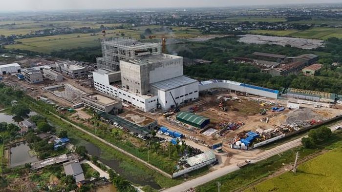 Một góc nhìn khác từ trên cao cho thấy các khu nhà xưởng, tháp xử lý và thiết bị đang được triển khai lắp đặt tại dự án - (ảnh Nhật Tân).