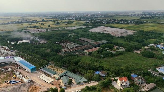 Bãi chôn lấp rác thải sinh hoạt của TP Nam Định cũ (nay thuộc phường Đông A, tỉnh Ninh Bình) nằm ngay cạnh dự án đã rơi vào tình trạng quá tải nghiêm trọng - (ảnh Nhật Tân).