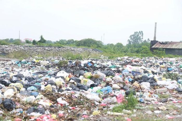 Khối lượng rác thải khổng lồ ùn ứ tại các bãi tập kết, khiến các địa phương lân cận vẫn mỏi mòn trông chờ nhà máy đi vào hoạt động - (ảnh Nhật Tân).