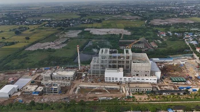 Máy móc, vật liệu và giàn giáo vẫn ngổn ngang tại khu vực nhà máy trong khi thời điểm dự kiến vận hành (tháng 9/2026) đã qua - (ảnh Nhật Tân).