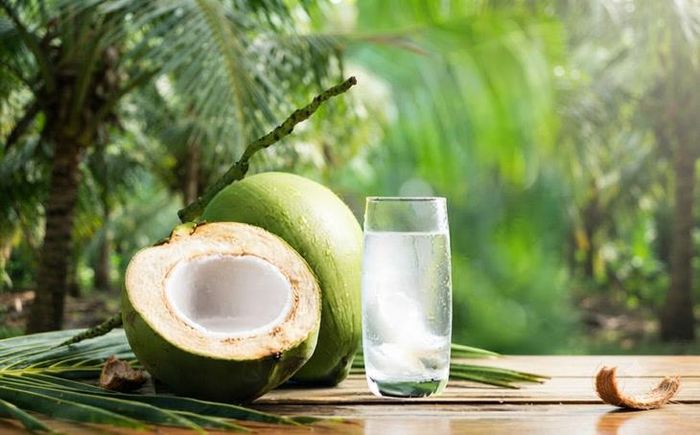 Nước dừa ít calo là lựa chọn tốt trong đồ uống giảm cân.