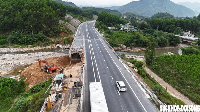 Trước tình trạng sạt lở Ta luy ở một số vị trí, thời gian qua Ban Quản lý dự án đường Hồ Chí Minh triển khai khắc phục tại các điểm trên toàn tuyến. Theo ghi nhận trong tháng 10/2026, một số vị trí ta luy vẫn đang được khắc phục. Ảnh: PV.