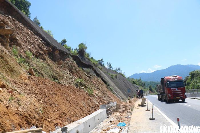 Tại vị trí Km836, chủ đầu tư đang chỉ đạo nhà thầu thi công xử lý điểm sạt trượt ta luy dương. Ảnh: PV.