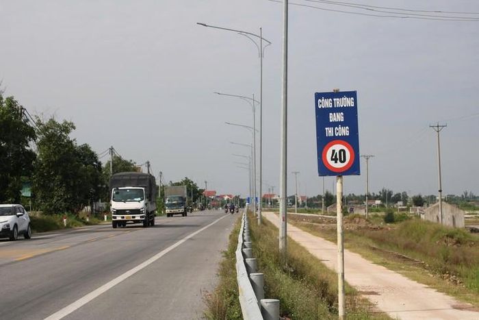 Tuyến đường ven biển qua Nghệ An có nhiều đoạn rộng, thoáng nhưng vẫn đặt biển giới hạn tốc độ 40 km/h. Ảnh: Song Hoàng.