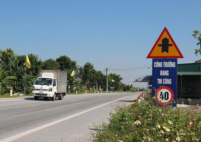 Biển báo công trường đang thi công trên tuyến đường ven biển, đoạn qua xã Quỳnh Anh, Nghệ An. Ảnh: Song Hoàng.