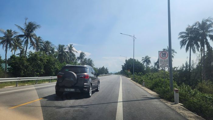 Tại một số vị trí ven biển thuộc xã Hải Châu, biển giới hạn tốc độ 30 km/h. Ảnh: Song Hoàng.