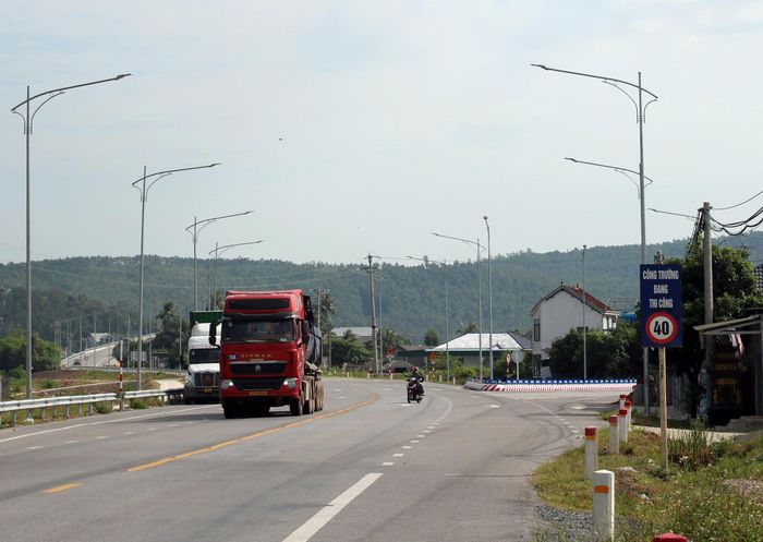 Đường ven biển qua xã Hải Châu, Nghệ An, có biển hạn chế tốc độ 40 km/h dù nhiều đoạn không có công trường đang thi công. Ảnh: Song Hoàng.