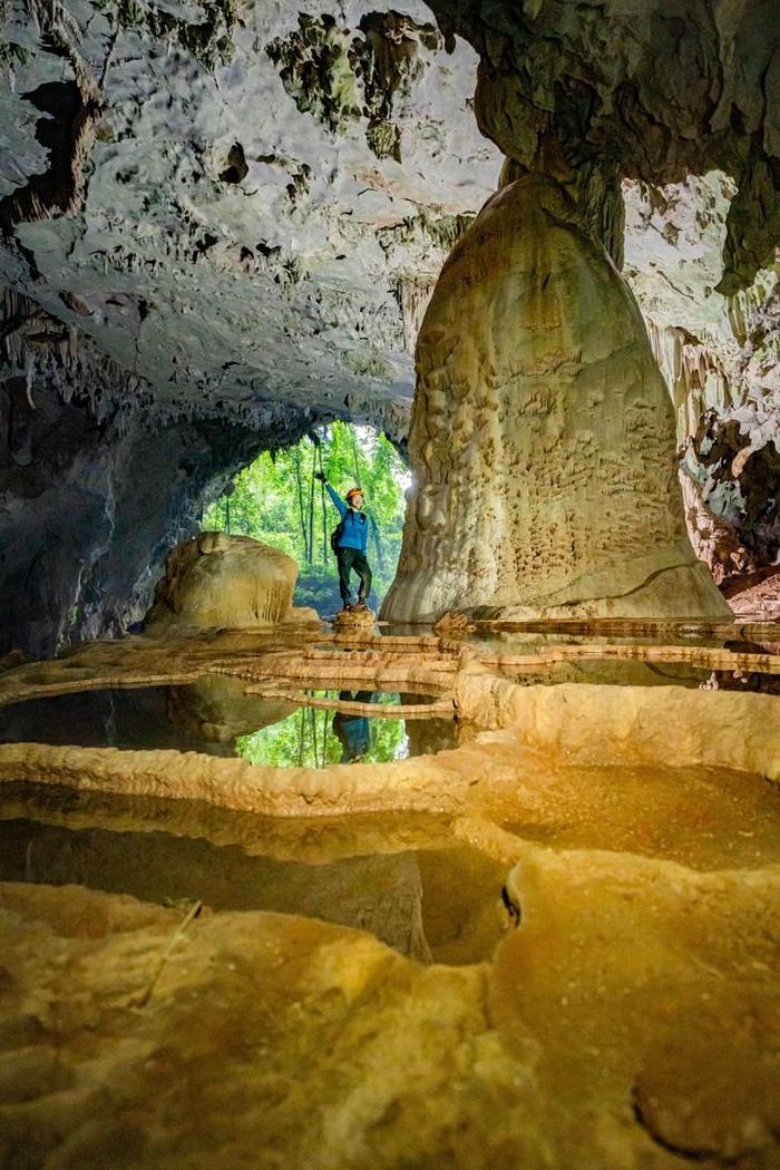 Những cấu trúc này được hình thành khi nước mang khoáng chất chảy qua đá vôi, cùng với sự kiến tạo chung của hang động, sau thời gian dài, chúng kết tủa và bồi đắp từng lớp tạo nên địa hình phân tầng. Ảnh: Jungle Boss.
