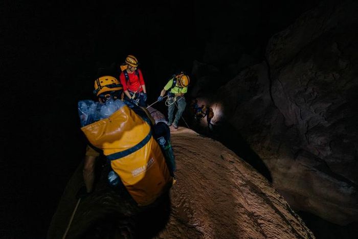 Hang Đại Ả - hang Over - hang Pygmy thuộc hệ thống hang Vòm, nằm trong lòng của Di sản thiên nhiên thế giới Vườn Quốc gia Phong Nha – Kẻ Bàng (Quảng Trị). Đây là các hang động được hình thành sau hàng triệu năm tự nhiên kiến tạo. Để khám phá những hang động này, du khách sẽ đi bộ khoảng 20km dưới tán rừng nguyên sinh. Trong thời gian đó, du khách sẽ lội suối, vượt dốc cao, ngủ qua đêm trong hang động... Cùng với đó, chiêm ngưỡng hệ thống hang động tráng lệ, hùng vĩ và hệ sinh thái động thực vật đa dạng, phong phú. Ảnh: Jungle Boss.