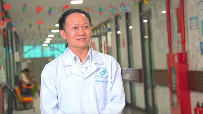 BS.CKII. Nguyễn Văn Ninh – Trưởng khoa Tai Mũi Họng, Bệnh viện Nhi Hà Nội. 