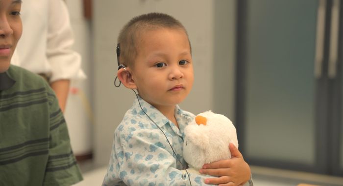 Một bệnh nhân nhi phẫu thuật cấy điện cực ốc tai thành công tại bệnh viện Nhi Hà Nội. 