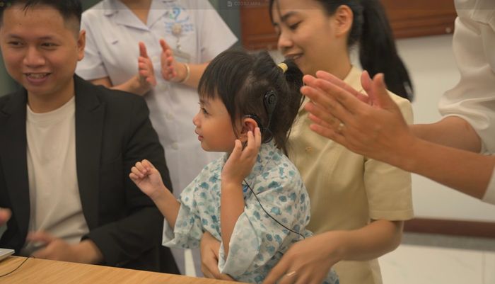 BS.CKII. Nguyễn Văn Ninh – Trưởng khoa Tai Mũi Họng, Bệnh viện Nhi Hà Nội cho biết, đến nay, Bệnh viện đã thực hiện thành công 2 ca điếc bẩm sinh. Trong đó có 1 bệnh nhân nhi 4 tuổi.