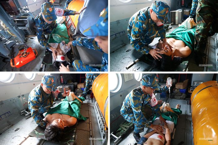 Bác sĩ quân y kiểm tra tình trạng và sơ cứu, theo dõi tình trạng người bị thương trên trực thăng. Ảnh: Tuấn Anh