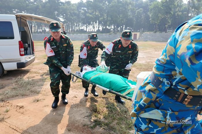 Lực lượng quân y phối hợp đưa nạn nhân lên trực thăng để thực hành vận chuyển cấp cứu. Ảnh: Tuấn Anh