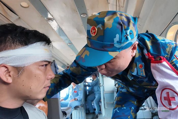 Bác sĩ quân y kiểm tra tình trạng nạn nhân trên trực thăng trong buổi tổng duyệt. Ảnh: Tuấn Anh
