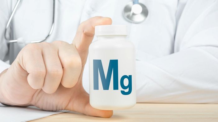 Nên bổ sung magie theo hướng dẫn của bác sĩ hoặc chuyên gia dinh dưỡng. Ảnh minh họa AI.