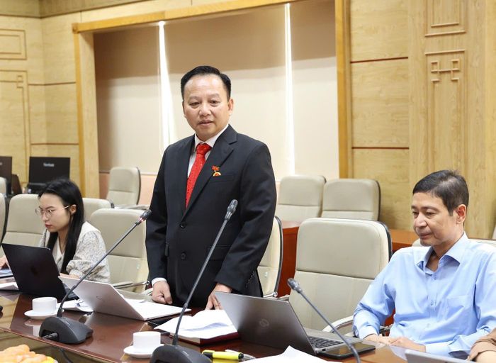 Đảng viên Vũ Hoài Nam phát biểu. Ảnh: Trần Minh