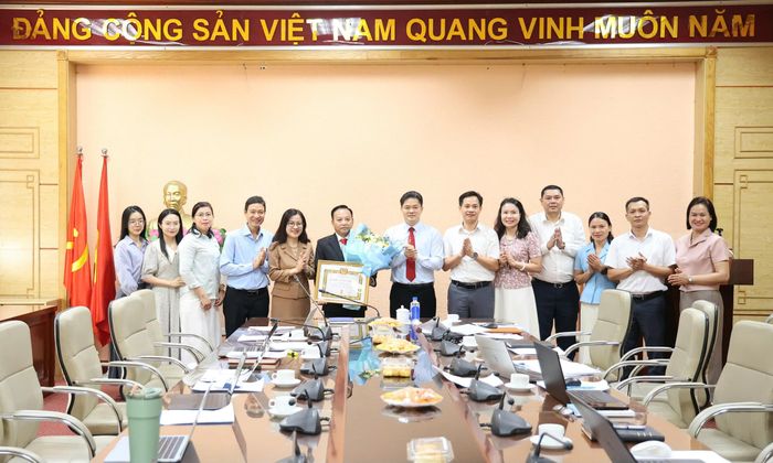 Thứ trưởng Thường trực Bộ Y tế Vũ Mạnh Hà và các đảng viên Chi bộ Vụ BHYT chúc mừng đảng viên Vũ Hoài Nam. Ảnh: Trần Minh