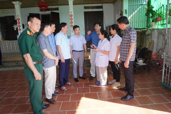 Đoàn giám sát của CDC Thanh Hóa chỉ đạo công tác khoanh vùng, xử lý ổ dịch tại Phố Thiều, xã Triệu Sơn. Ảnh: CDC Thanh Hóa.