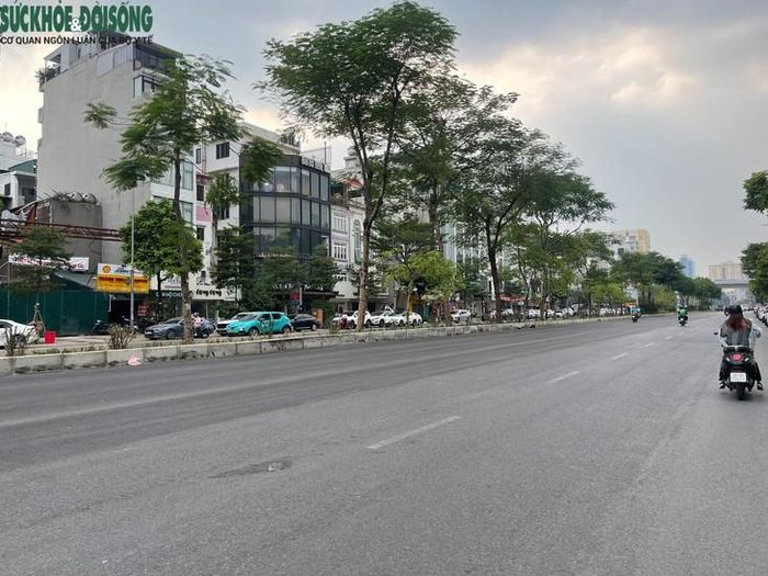 Ghi nhận tại khu vực đường Ô Chợ Dừa cho thấy, mặt đường sau khi được mở rộng có không gian lưu thông rộng rãi. Phần diện tích được bổ sung giúp mặt đường trông thoáng đãng, trong khi dải phân cách giữa hai chiều xe chạy được tổ chức lại với bồn cây kéo dài dọc tuyến. Ảnh: Phúc Đức
