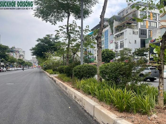 Phần mặt đường trải nhựa mới tạo thành một khoảng lưu thông tương đối rộng bên cạnh dải phân cách. Các phương tiện ô tô, xe máy di chuyển trên đường thông thoáng, thuận tiện. Ảnh: Phúc Đức