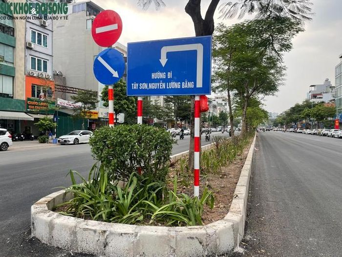 Sau khi đoạn Vành đai 1 Hoàng Cầu – Voi Phục thông xe kỹ thuật phần tuyến chính, đường Ô Chợ Dừa xuất hiện "nút thắt cổ chai" ở đoạn cuối tuyến, kéo dài từ số nhà 34 đến nút giao đường Hoàng Cầu. Ảnh: Phúc Đức
