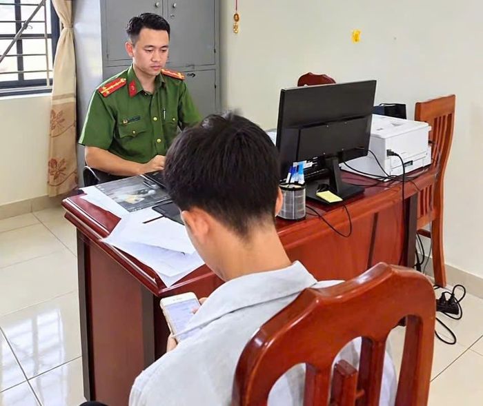 Công an xã Thái Thụy làm việc với nam sinh T.A.T. Ảnh: Cơ quan Công an.