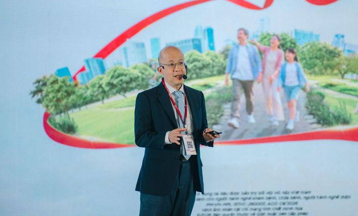 PGS.TS.BS. Lê Thượng Vũ, Trưởng khoa Hô hấp Bệnh viện Đại học Y Dược TP. Hồ Chí Minh tham luận tại hội thảo.Ảnh: Bùi Thư