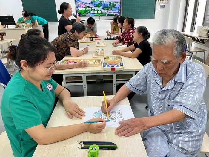 Các cụ vẽ tranh, tô màu, chơi cờ,... tại cơ sở chăm sóc người cao tuổi ban ngày ở phường Long Biên.