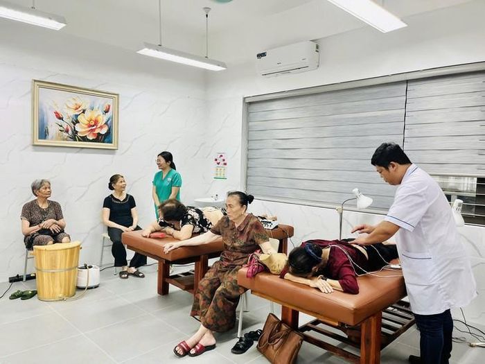 Hình ảnh các cụ được chăm sóc tại cơ sở chăm sóc người cao tuổi ban ngày ở phường Long Biên.