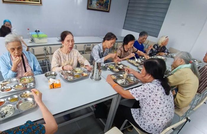 Hình ảnh các cụ ăn trưa tại cơ sở chăm sóc người cao tuổi ban ngày ở phường Long Biên.