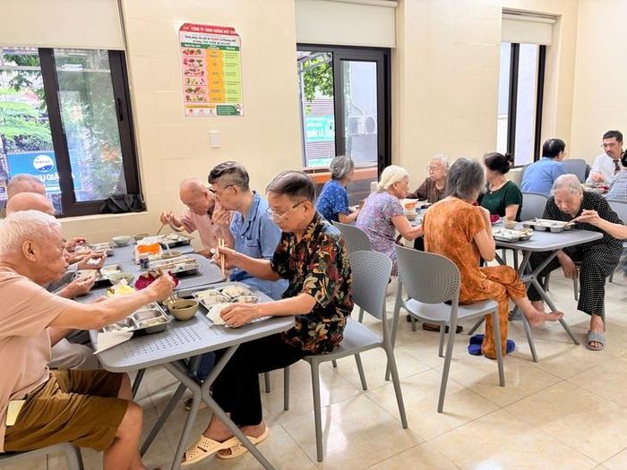 Hình ảnh các cụ ăn trưa tại cơ sở chăm sóc người cao tuổi ban ngày ở phường Đống Đa.