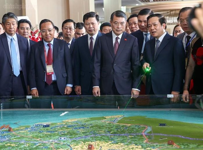Thủ tướng Lê Minh Hưng xem quy hoạch tỉnh Hưng Yên thời kỳ 2021 - 2030, tầm nhìn đến năm 2050. Ảnh: chinhphu.vn/Nhật Bắc