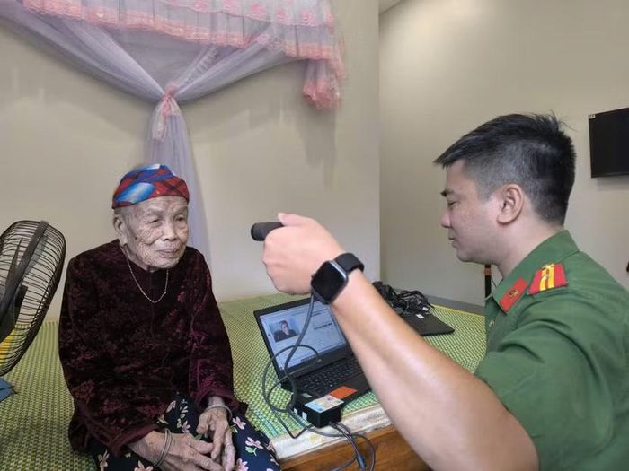 Thiếu tá Trần Thành Công thu nhận sinh trắc học cụ bà Hà Thị Xìa