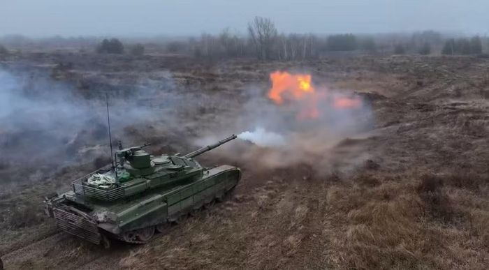 T-90M có nguồn gốc từ dòng T-90 nhưng được trang bị tháp pháo thiết kế lại, hệ thống quan sát cải tiến và động cơ có công suất được công bố khoảng 1.130 mã lực.