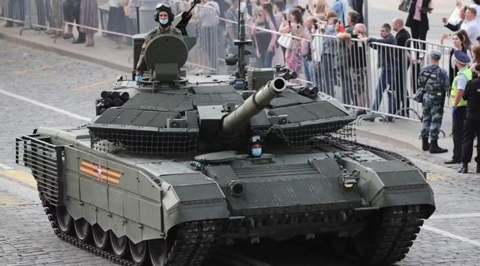 Khác biệt cũng nằm ở khả năng bảo vệ và chi phí duy trì. T-90M được cải tiến về giáp và trang bị, nhưng xe tăng hiện đại hóa từ nền tảng cũ có thể có lợi thế về số lượng, kinh nghiệm vận hành và khả năng tận dụng cơ sở hậu cần hiện hữu.
