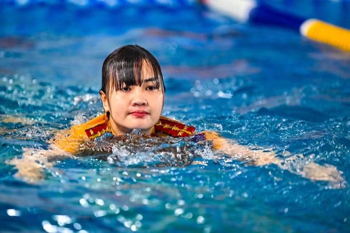 Các bóng hồng CSGT cũng lao vào tập luyện với cường độ không kém đồng đội nam.
