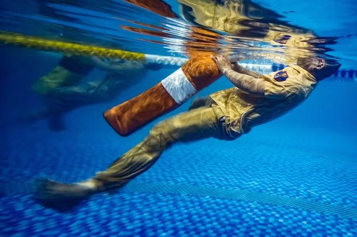 Đội hình thực hành đồng loạt di chuyển, rèn luyện khả năng phối hợp xử lý sự cố tai nạn giao thông đường thủy có nhiều người gặp nạn cùng lúc.