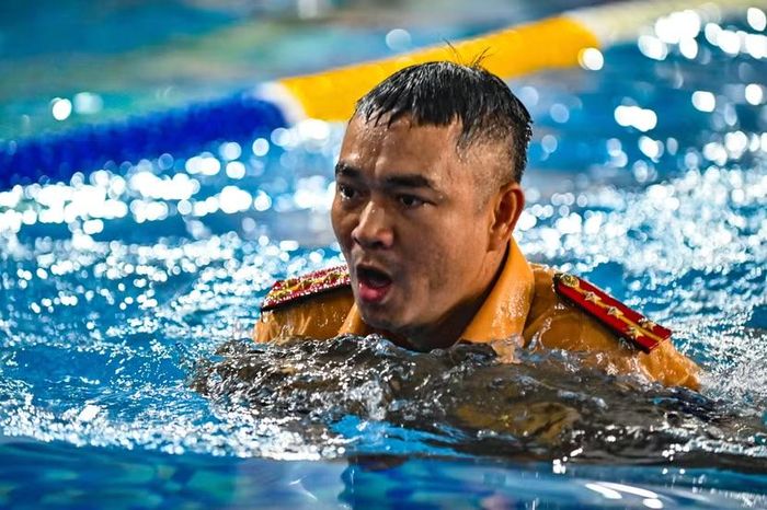 Việc duy trì sức bền và kỹ thuật lấy hơi liên tục dưới áp lực nước là yếu tố sống còn để xử lý các tình huống đột xuất. Cường độ tập luyện cao bộc lộ rõ trên gương mặt người lính.