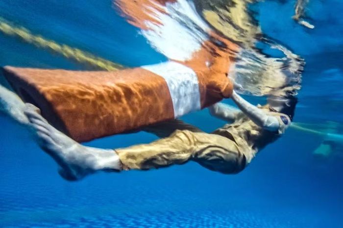 Nhìn từ góc đáy hồ bơi, bóng hồng CSGT uyển chuyển nhưng dứt khoát đưa phao tới vị trí mục tiêu. Việc rèn luyện kỹ năng thực tế, dễ tiếp thu, dễ vận dụng được quán triệt xuyên suốt trong từng bài tập.