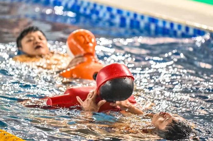 Cận cảnh đợt đặc huấn cứu hộ, cứu nạn dưới nước khốc liệt của CSGT Thủ đô