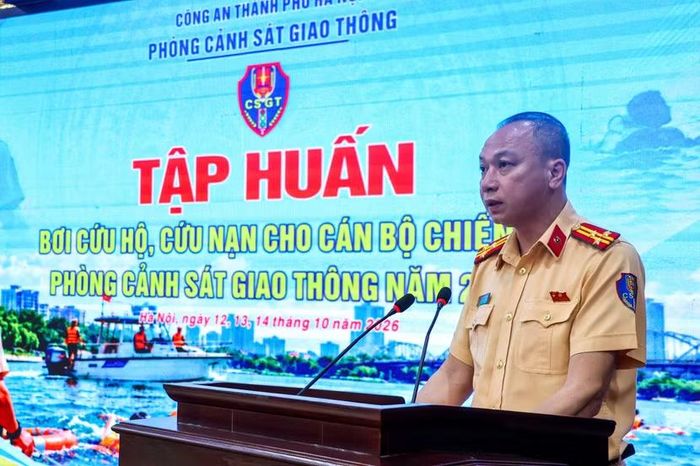 Thượng tá Nguyễn Chí Công, Phó Trưởng phòng CSGT, Trưởng ban Chỉ đạo lớp tập huấn đặt ra yêu cầu khắt khe: Quá trình huấn luyện phải kết hợp chặt chẽ giữa lý thuyết và thực hành, bám sát các tình huống thực tế thường gặp trên sông, hồ. Việc tập luyện không chỉ để nâng cao kỹ năng cá nhân mà còn nhằm xây dựng lực lượng nòng cốt để tiếp tục huấn luyện cho toàn bộ quân số tại các đơn vị trực thuộc.