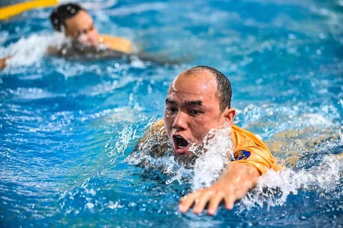 Không có chỗ cho sự chểnh mảng. Các chiến sĩ phải rèn luyện khả năng bơi kháng cự dòng nước, củng cố kỹ thuật bơi để bảo đảm không bị đuối sức trước khi tiếp cận được người bị nạn.