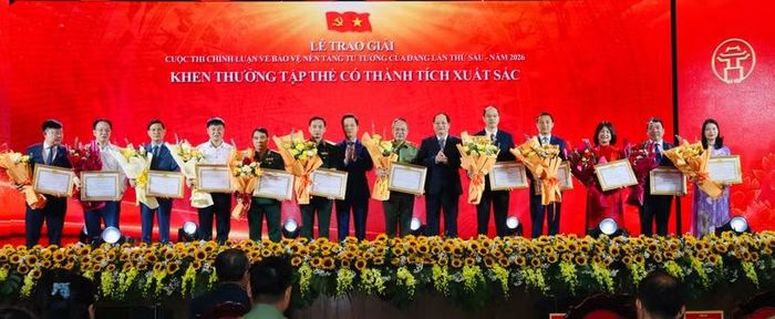 Trưởng Ban Tuyên giáo Thành ủy Nguyễn Doãn Toản và Trưởng ban Tổ chức Thành ủy Vũ Đăng Định trao Bằng khen của Ban Thường vụ Thành ủy cho 12 tập thể có thành tích xuất sắc trong tổ chức triển khai Cuộc thi chính luận về bảo vệ nền tảng tư tưởng của Đảng lần thứ VI - năm 2026