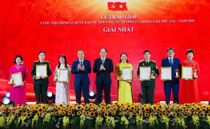 Phó Trưởng ban Tuyên giáo Trung ương Ngô Đông Hải và Trưởng Ban Tuyên giáo Thành ủy Hà Nội Nguyễn Doãn Toản trao giải Nhất cho các tác giả