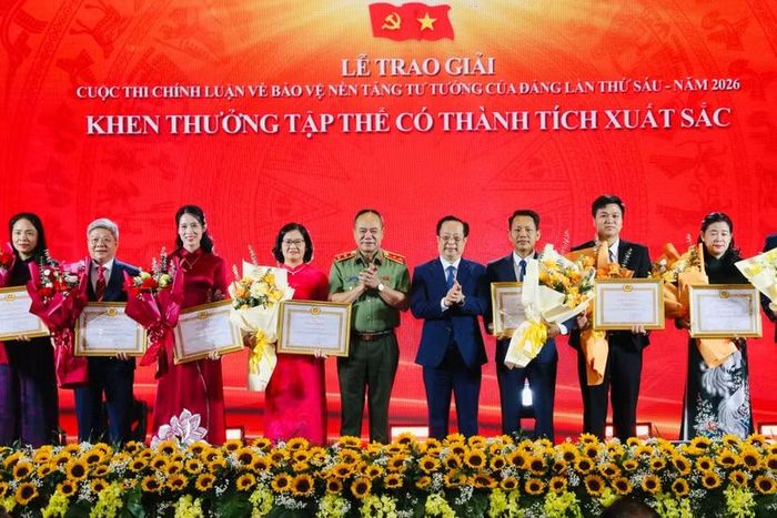 Phó Chủ tịch Thường trực HĐND thành phố Hà Nội Trần Thế Cương và Giám đốc CATP Hà Nội Nguyễn Thanh Tùng trao Bằng khen của Ban Thường vụ Thành ủy cho 13 tập thể có thành tích xuất sắc trong tổ chức triển khai Cuộc thi chính luận về bảo vệ nền tảng tư tưởng của Đảng lần thứ VI - năm 2026